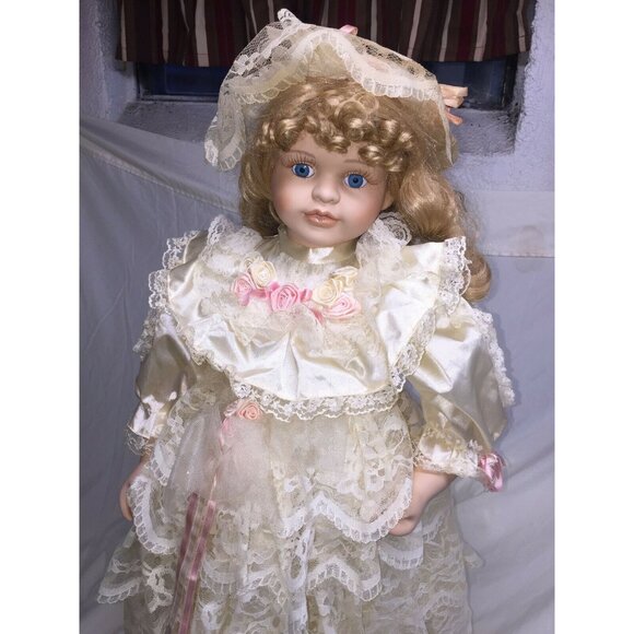 KATHERINE Collectible Memories Beautiful Vintage Hand Crafted Porcelain Doll 29" - Picture 3 of 12